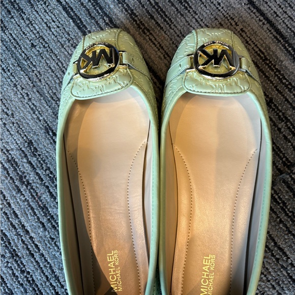 Summery green Micheal Kors shoes size 8.5 - Picture 3 of 3